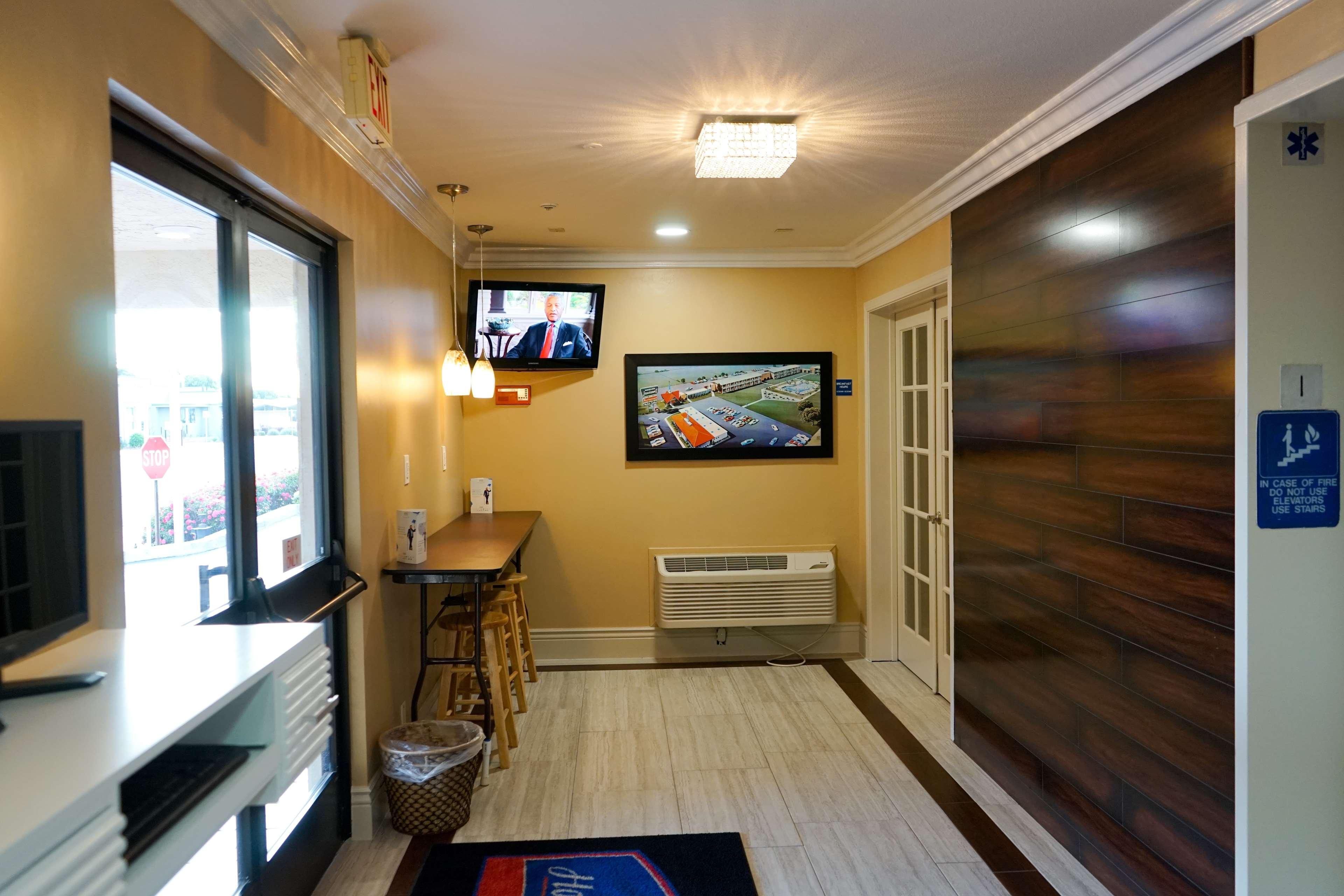 Howard Johnson By Wyndham Salinas Exteriér fotografie