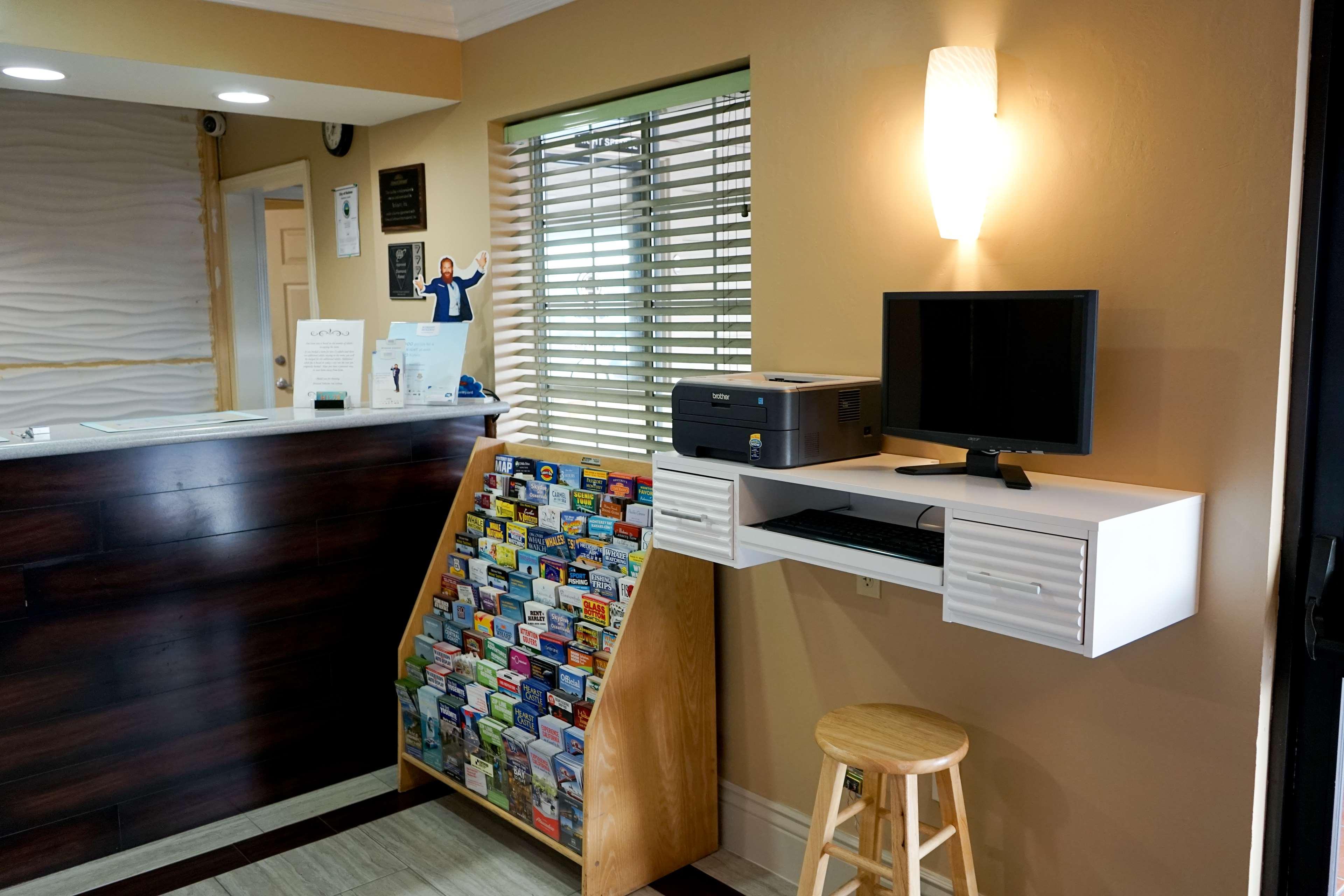 Howard Johnson By Wyndham Salinas Exteriér fotografie