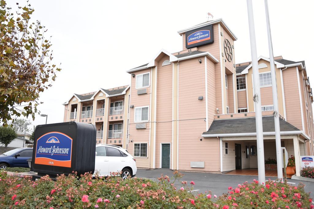 Howard Johnson By Wyndham Salinas Exteriér fotografie