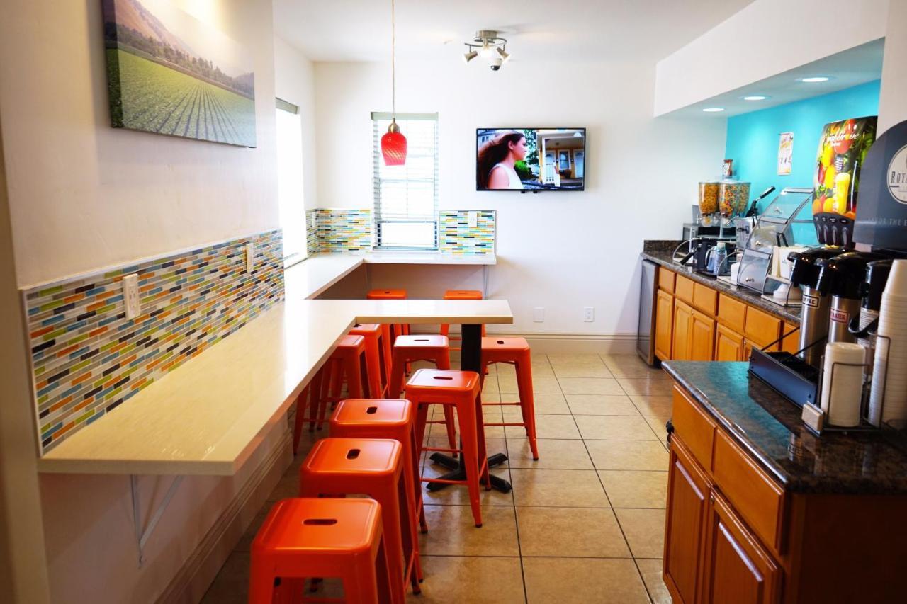 Howard Johnson By Wyndham Salinas Exteriér fotografie
