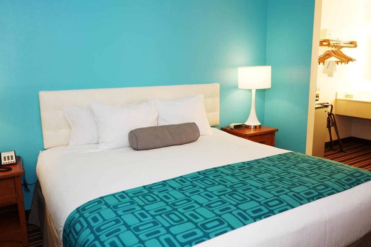 Howard Johnson By Wyndham Salinas Exteriér fotografie